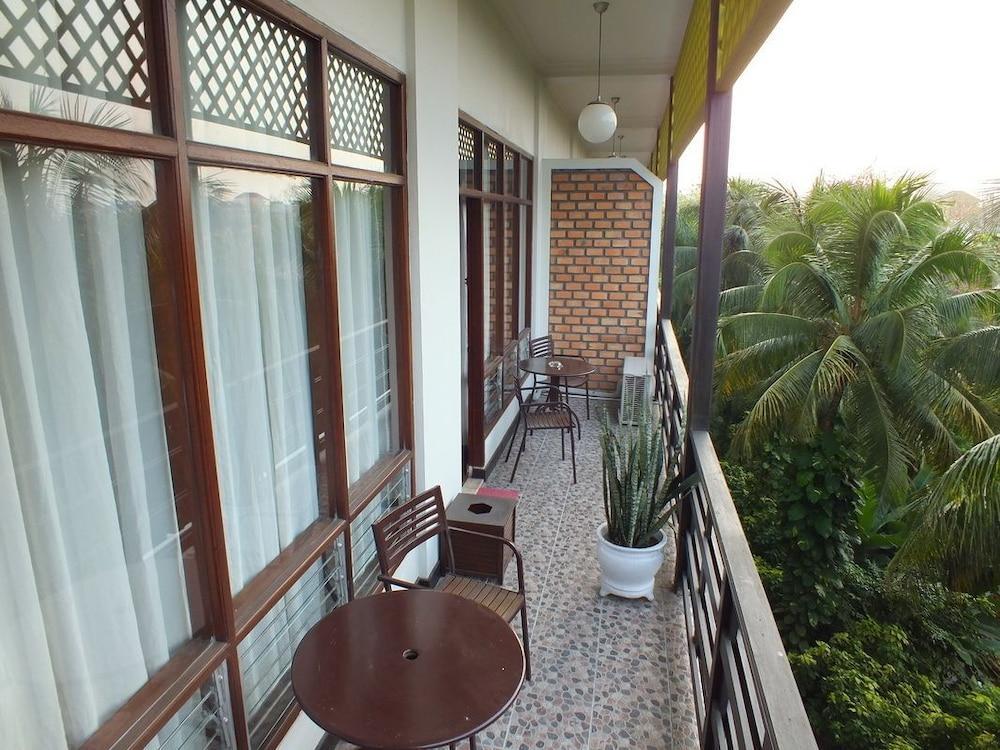 Mesra Business & Resort Hotel Samarinda Exterior photo