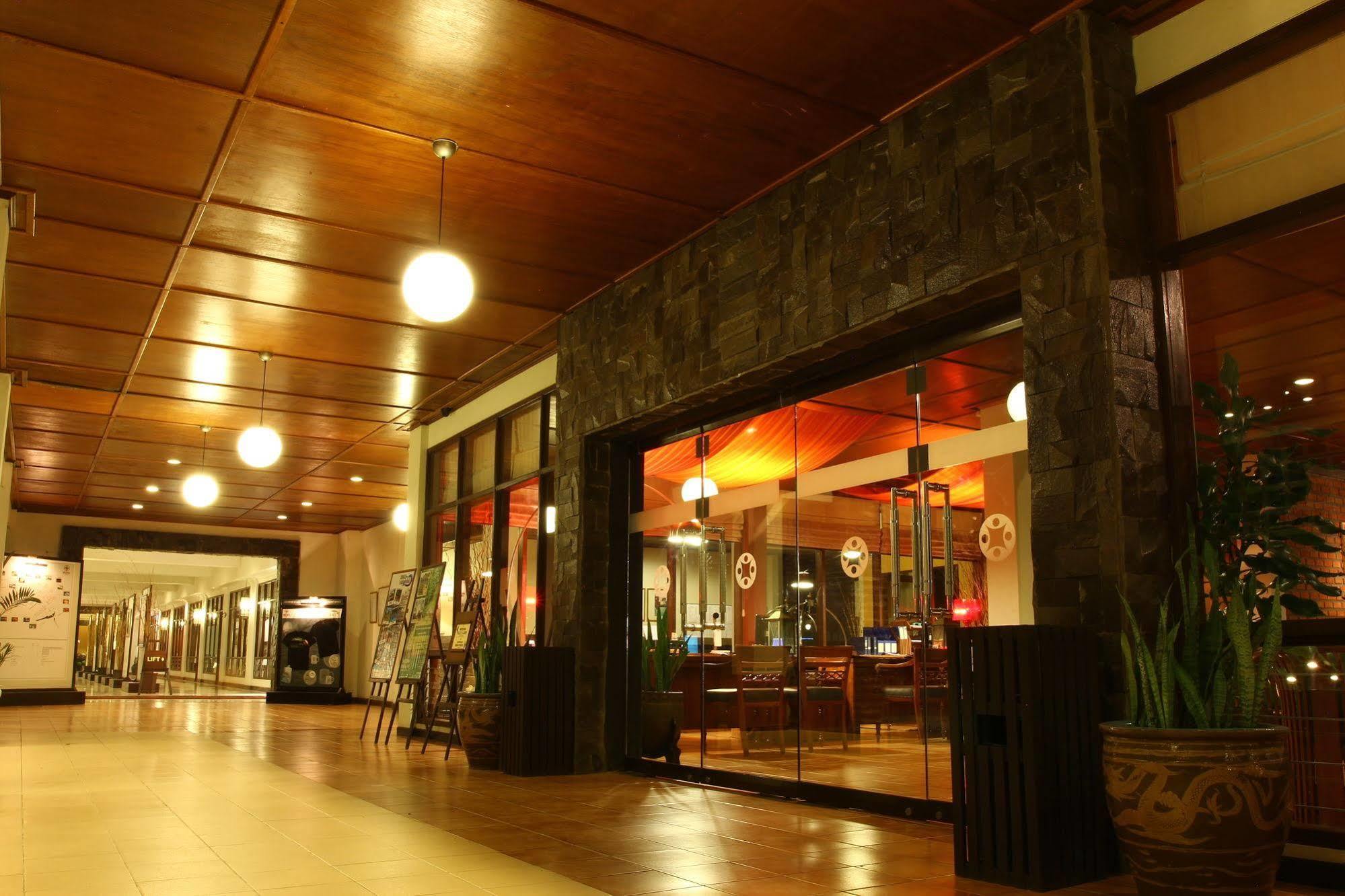 Mesra Business & Resort Hotel Samarinda Exterior photo