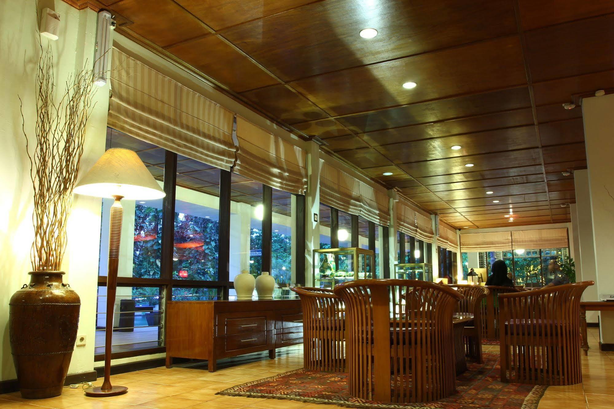 Mesra Business & Resort Hotel Samarinda Exterior photo