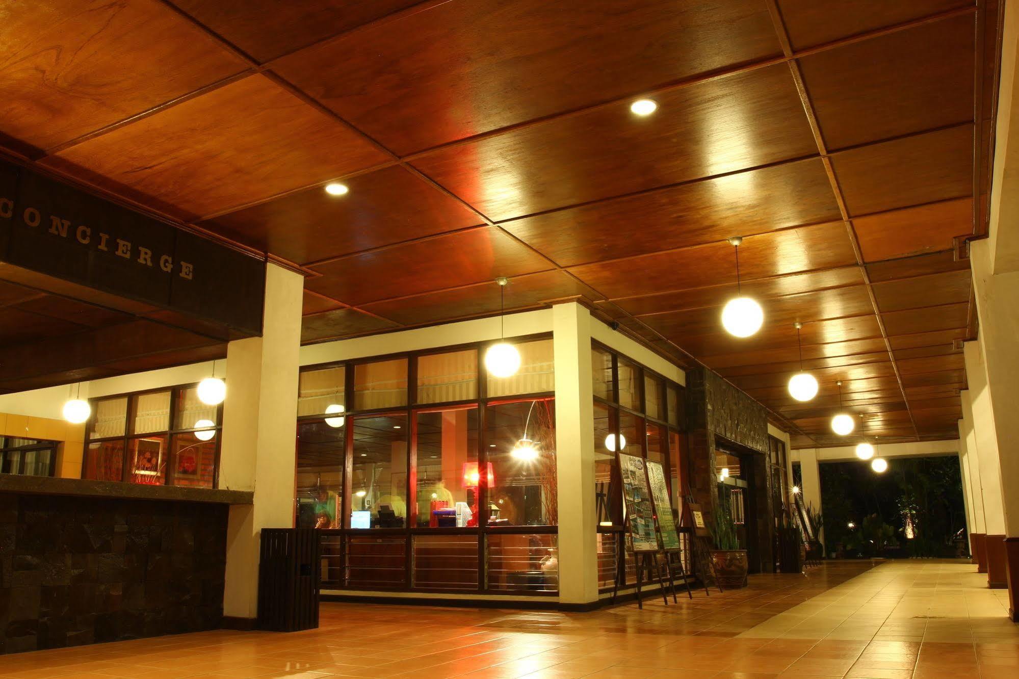 Mesra Business & Resort Hotel Samarinda Exterior photo